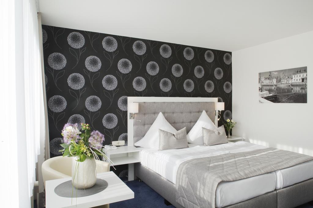 Hafenhotel Pommernyacht Ueckermünde Esterno foto