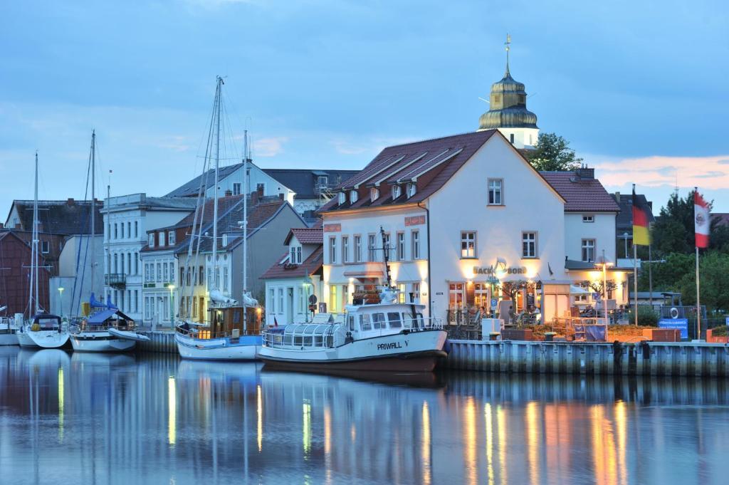Hafenhotel Pommernyacht Ueckermünde Esterno foto